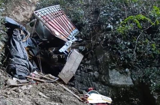 अरुणाचल में मिनी ट्रक खाई में गिरने से असम के 21 व्यक्तियों की मौत की आशंका