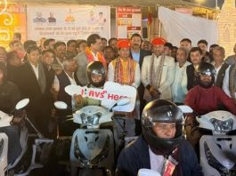 दिव्यांगों को हेलमेट सहित स्कूटियां मिली, मंत्री अविनाश गहलोत बोले, बेचें नहीं