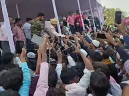 बाबरी मस्जिद के अनुरूप मस्जिद के शिलान्यास समारोह में उमड़ी भारी भीड़