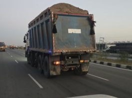 अवैध खनिज परिवहन करते 4 डंपर जब्त, एस्कार्ट करती स्कार्पियों व संबंधित के खिलाफ एफआईआर दर्ज