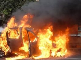 बारां में शॉट सर्किट से दो कारों में आग लगी