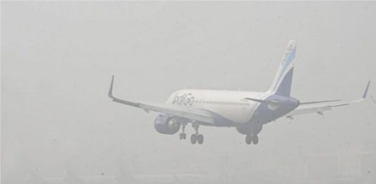 दिल्ली में कोहरे के कारण 100 से अधिक उड़ानें रद्द, सरकार ने एयरलाइंस के लिए जारी किए निर्देश