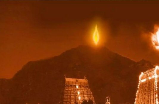 बारिश को चुनौती देते हुए अन्नामलाई पहाड़ी पर कार्तिगई महादीपम के साक्षी बने लाखों श्रद्धालु