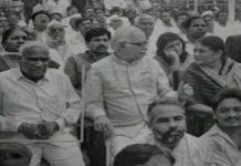 मोदी की दरी पर बैठी फोटो के साथ दिग्विजय की टिप्पणी बनी चर्चा का केंद्र