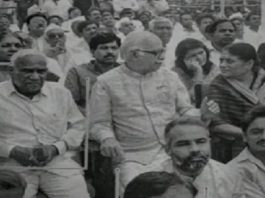 मोदी की दरी पर बैठी फोटो के साथ दिग्विजय की टिप्पणी बनी चर्चा का केंद्र