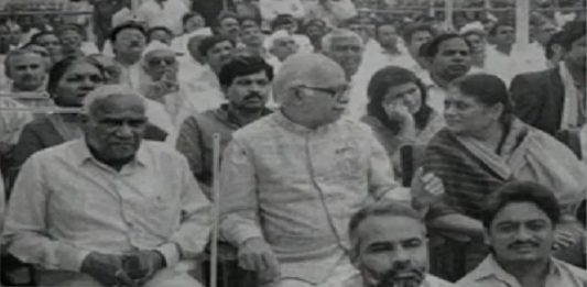 मोदी की दरी पर बैठी फोटो के साथ दिग्विजय की टिप्पणी बनी चर्चा का केंद्र