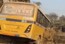 डीग में बच्चों से भरी स्कूल बस नहर में गिरने से बाल-बाल बची