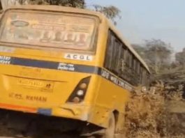 डीग में बच्चों से भरी स्कूल बस नहर में गिरने से बाल-बाल बची