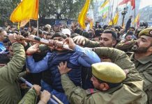 जम्मू में एमबीबीएस प्रवेश विवाद तेज हुआ, लोक भवन के बाहर प्रदर्शन