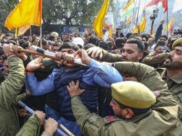 जम्मू में एमबीबीएस प्रवेश विवाद तेज हुआ, लोक भवन के बाहर प्रदर्शन