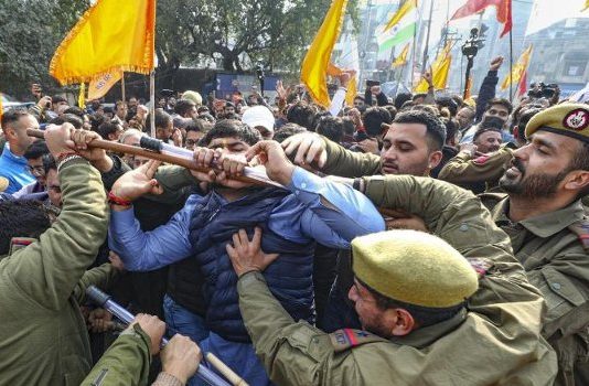 जम्मू में एमबीबीएस प्रवेश विवाद तेज हुआ, लोक भवन के बाहर प्रदर्शन