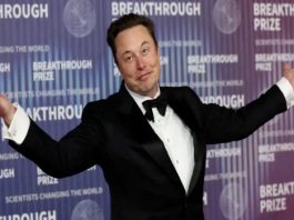 एलन मस्क 700 अरब डॉलर से ज़्यादा की सम्पति वाले दुनिया के पहले व्यक्ति बने