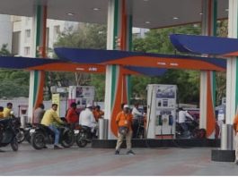 मणिपुर में पेट्रोल पंप के बंद होने की चेतावनी के बाद वाहनों की भीड़ बढ़ी