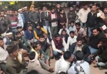 पुलिस के आश्वासन के बाद नरेश मीणा ने धरना समाप्त किया