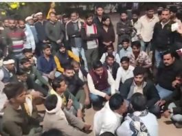 पुलिस के आश्वासन के बाद नरेश मीणा ने धरना समाप्त किया