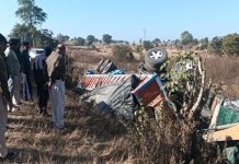 सीहोर में तेज रफ्तार ट्राला पलटा, राजस्थान के चालक की मौत