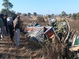 सीहोर में तेज रफ्तार ट्राला पलटा, राजस्थान के चालक की मौत