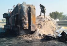 श्रीगंगानगर में पशु आहार ले जा रहा ट्रक पलटा, आग लगने से चालक घायल