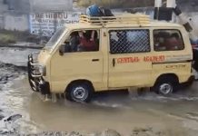 भीलवाड़ा में बच्चों को लेकर जा रही वैन पानी से भरे अंडरब्रिज में फंसी