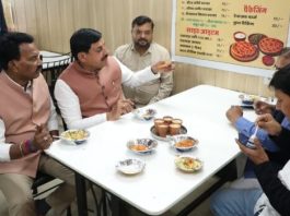 इंदौर में मुख्यमंत्री मोहन यादव ने अचानक रुककर लिया पोहा–जलेबी का स्वाद