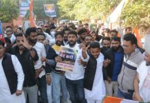 अजमेर की सड़कों व डिवाइडरों की बदहाल स्थिति पर युवा कांग्रेस का आक्रोश