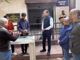 कलक्टर लोकबंधु ने जिला पशु चिकित्सालय का किया औचक निरीक्षण