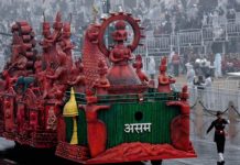 गणतंत्र दिवस समारोह में सेना की स्वदेशी तोपों से दी गई राष्ट्रीय ध्वज को सलामी