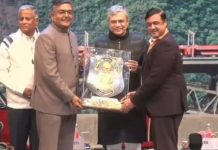 रेल मंत्री ने जीएम और डीआरएम को प्रदान की बेस्ट रनिंग रूम शील्ड