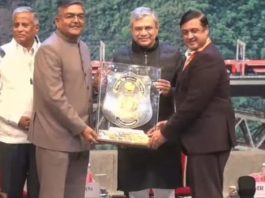 रेल मंत्री ने जीएम और डीआरएम को प्रदान की बेस्ट रनिंग रूम शील्ड