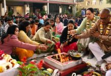 गुजराती स्कूल में हवन कर बोर्ड परीक्षा में शामिल हो रहे विद्यार्थियों को दी विदाई