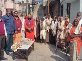 सर्दी से राहत : हरि सेवा धाम की ओर से जरूरत मंदों को कम्बल वितरित