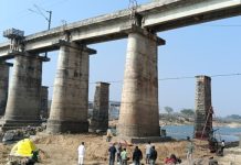 लोहरदगा में बड़ा रेल हादसा टला, क्षतिग्रस्त पुल से गुजरीं कई ट्रेनें, परिचालन ठप