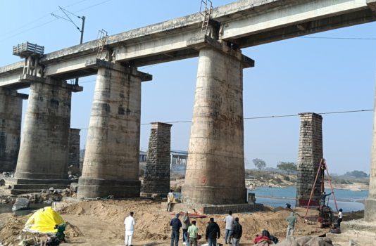 लोहरदगा में बड़ा रेल हादसा टला, क्षतिग्रस्त पुल से गुजरीं कई ट्रेनें, परिचालन ठप