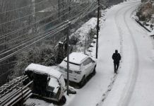 मौसम की पहली बर्फबारी से कश्मीर का अन्य क्षेत्रों से सम्पर्क कटा