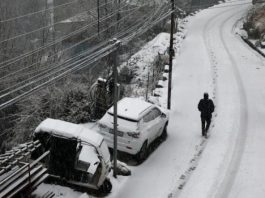 मौसम की पहली बर्फबारी से कश्मीर का अन्य क्षेत्रों से सम्पर्क कटा