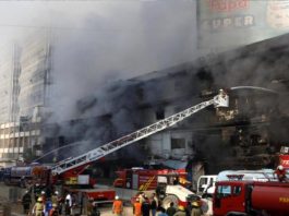 पाकिस्तान : कराची की एक मॉल में लगी आग, 6 की मौत, 20 घायल
