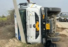 बाघसुरी गांव में बालाजी फ्यूल्स पेट्रोल पंप के पास डंपर पलटा
