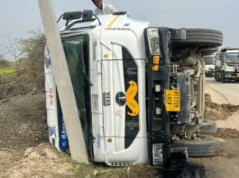 बाघसुरी गांव में बालाजी फ्यूल्स पेट्रोल पंप के पास डंपर पलटा