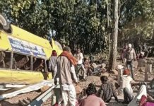 छत्तीसगढ के बलरामपुर में बस दुर्घटना में 10 लोगों की मौत
