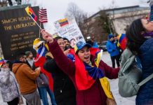 अमरीका के कई शहरों में वेनेजुएला के खिलाफ सैन्य कार्रवाई के विरोध में सड़कों पर उतरे लोग