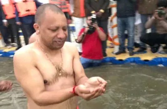 मुख्यमंत्री योगी आदित्यनाथ ने संगम में लगाई आस्था की डुबकी