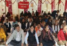 मांग दिवस पर रेल कर्मचारियों का मण्डल रेल प्रबंधक कार्यालय पर धरना