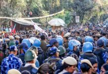 जेएनयू छात्रों का विरोध प्रदर्शन हिंसक हुआ, पुलिस से हाथापाई