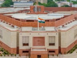 लोक सभा में आसन की ओर कागज फेंकने के मामले में कांग्रेस के 7 और माकपा का एक सदस्य निलंबित