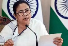 ममता बनर्जी ने निलंबित अधिकारियों की नौकरी नहीं जाने का भरोसा दिया