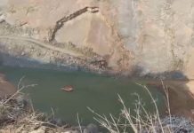 अलवर : पहाड़ दरकने से पोकलेन मशीन सहित संचालक 100 फुट गहरी पानी भरी खाई में समाया