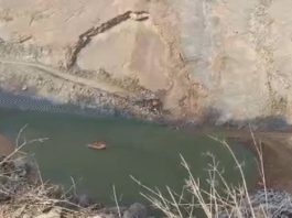 अलवर : पहाड़ दरकने से पोकलेन मशीन सहित संचालक 100 फुट गहरी पानी भरी खाई में समाया