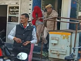 अनैतिक गतिविधियों के शक में स्पा सेंटर पर पुलिस का छापा