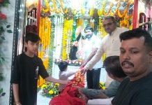 आरएसएस के क्षेत्रीय प्रचारक निंबाराम पहुंचे श्री मसाणिया भैरव धाम राजगढ़ अजमेरl राजगढ़ स्थित श्री मसाणिया भैरव धाम पर आयोजित चैत्र नवरात्रा मेला महोत्सव के अंतर्गत आरएसएस के क्षेत्रीय प्रचारक निबंराम धाम पर पहुंचें। उन्होंने धाम पर बाबा भैरव, माँ कालिका के दर्शन कर धाम पर चल रही अखण्ड ज्योति में आहुति दी। इसके पश्चात् सर्वधर्म मनोकामनापूर्ण स्तम्भ की परिक्रमा कर चम्पालाल महाराज से आशीर्वाद लिया। उन्होंने चम्पालाल महाराज के सानिध्य में बाबा भैरव और मां कालिका के चरणों में झंडा भी चढ़ाया। धाम के प्रवक्ता अविनाश सेन ने निंबाराम का माला पहनाकर स्वागत किया गया। सेन ने बताया कि श्रद्धालु व दर्शनार्थी लगातार भैरव धाम पर आकर अखण्ड ज्योति के दर्शन कर धर्म लाभ उठा रहे हैं। यह सिलसिला नवरात्रा की नवमीं की रात तक व दशमीं की सुबह तक चलेगा। धाम पर भैरव भक्त अपनी मनोकामना पूर्ण होने पर प्रसादियाँ कर रहे हैं।