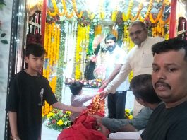 आरएसएस के क्षेत्रीय प्रचारक निंबाराम पहुंचे श्री मसाणिया भैरव धाम राजगढ़ अजमेरl राजगढ़ स्थित श्री मसाणिया भैरव धाम पर आयोजित चैत्र नवरात्रा मेला महोत्सव के अंतर्गत आरएसएस के क्षेत्रीय प्रचारक निबंराम धाम पर पहुंचें। उन्होंने धाम पर बाबा भैरव, माँ कालिका के दर्शन कर धाम पर चल रही अखण्ड ज्योति में आहुति दी। इसके पश्चात् सर्वधर्म मनोकामनापूर्ण स्तम्भ की परिक्रमा कर चम्पालाल महाराज से आशीर्वाद लिया। उन्होंने चम्पालाल महाराज के सानिध्य में बाबा भैरव और मां कालिका के चरणों में झंडा भी चढ़ाया। धाम के प्रवक्ता अविनाश सेन ने निंबाराम का माला पहनाकर स्वागत किया गया। सेन ने बताया कि श्रद्धालु व दर्शनार्थी लगातार भैरव धाम पर आकर अखण्ड ज्योति के दर्शन कर धर्म लाभ उठा रहे हैं। यह सिलसिला नवरात्रा की नवमीं की रात तक व दशमीं की सुबह तक चलेगा। धाम पर भैरव भक्त अपनी मनोकामना पूर्ण होने पर प्रसादियाँ कर रहे हैं।